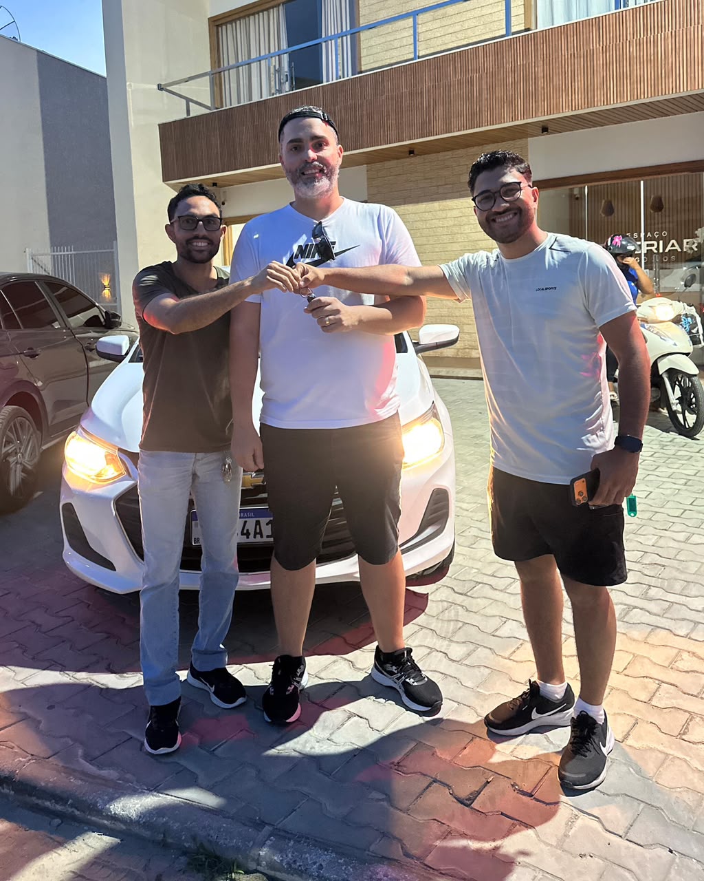 Cliente recebendo as chaves do seu carro na Raillan Car Veículos
