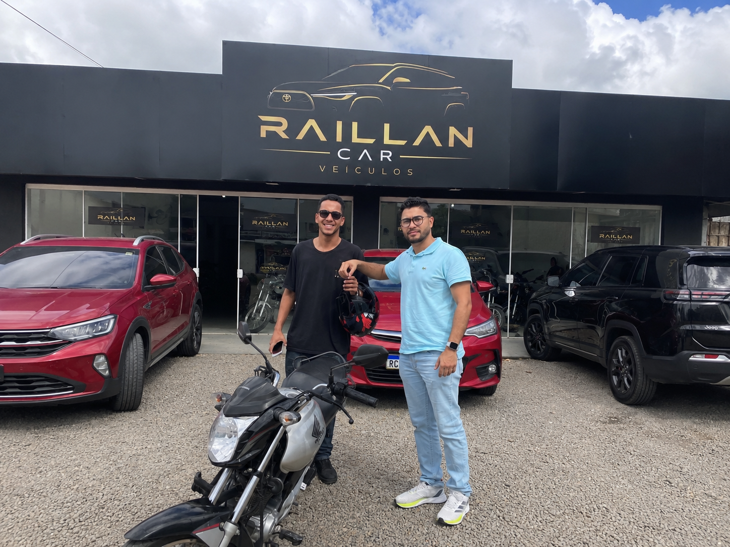 Cliente recebendo as chaves da sua moto Honda na Raillan Car Veículos