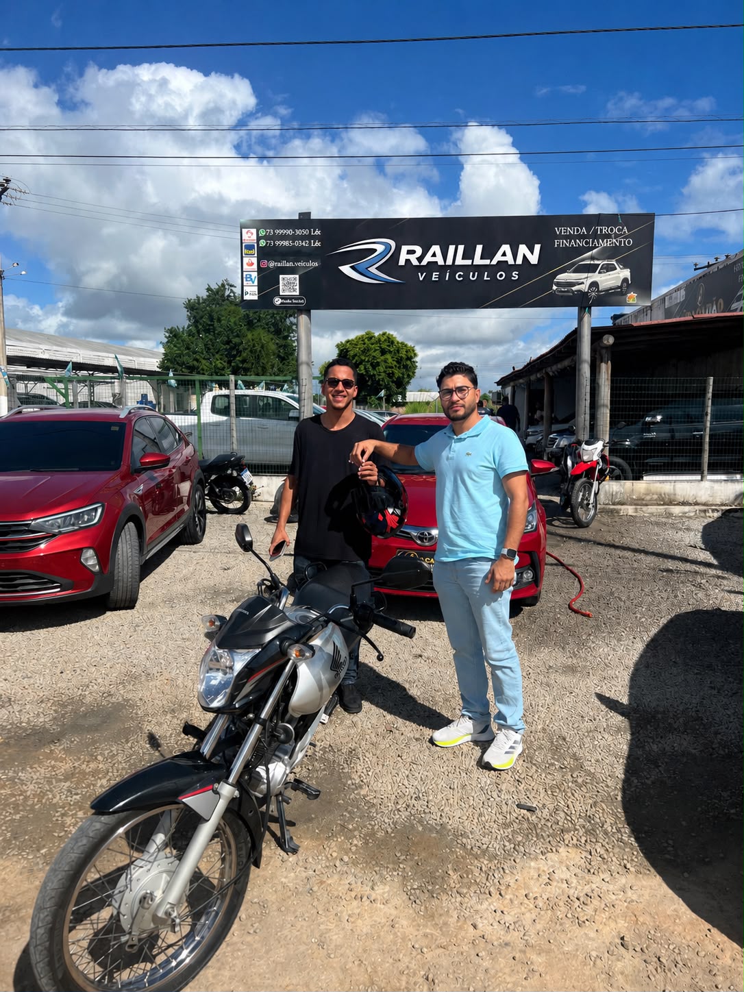 Cliente recebendo as chaves da sua moto na Raillan Car Veículos
