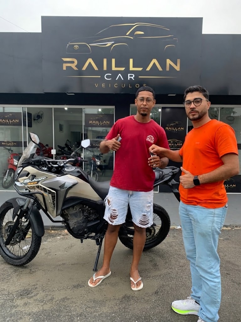 Cliente recebendo a sua moto Honda XRE na Raillan Car Veículos